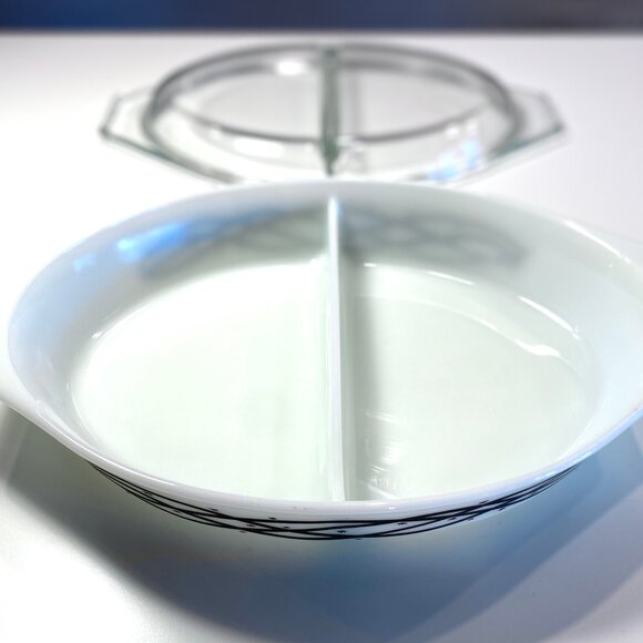 Vintage Pyrex Barbed Wire Cinderella Divided Oval Casserole 1-1/2 quart Dish - Picture 5 of 12